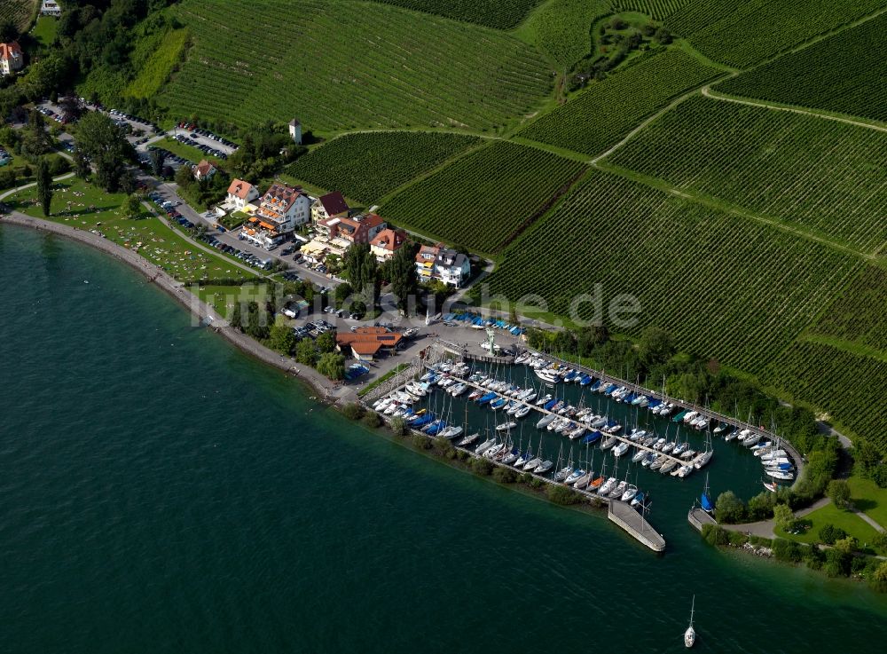 Luftaufnahme Meersburg - Stadtansicht mit der Therme, dem Spaßbad und dem Freibad der Stadt Meersburg am Ufer des Bodensee im Bundesland Baden-Württemberg