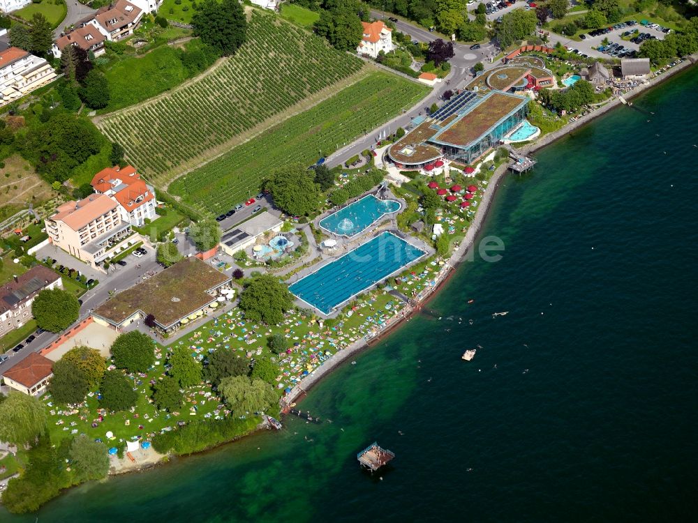 Meersburg von oben - Stadtansicht mit der Therme, dem Spaßbad und dem Freibad der Stadt Meersburg am Ufer des Bodensee im Bundesland Baden-Württemberg