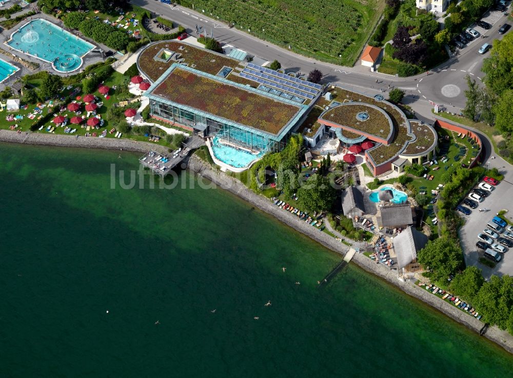 Meersburg aus der Vogelperspektive: Stadtansicht mit der Therme, dem Spaßbad und dem Freibad der Stadt Meersburg am Ufer des Bodensee im Bundesland Baden-Württemberg