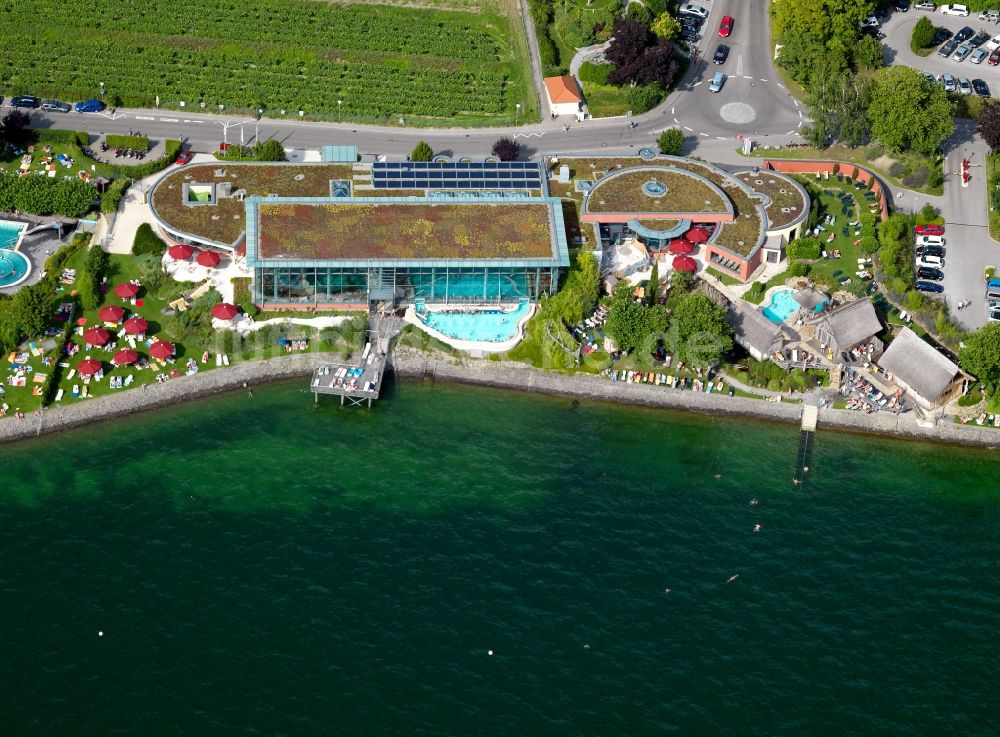 Luftbild Meersburg - Stadtansicht mit der Therme, dem Spaßbad und dem Freibad der Stadt Meersburg am Ufer des Bodensee im Bundesland Baden-Württemberg