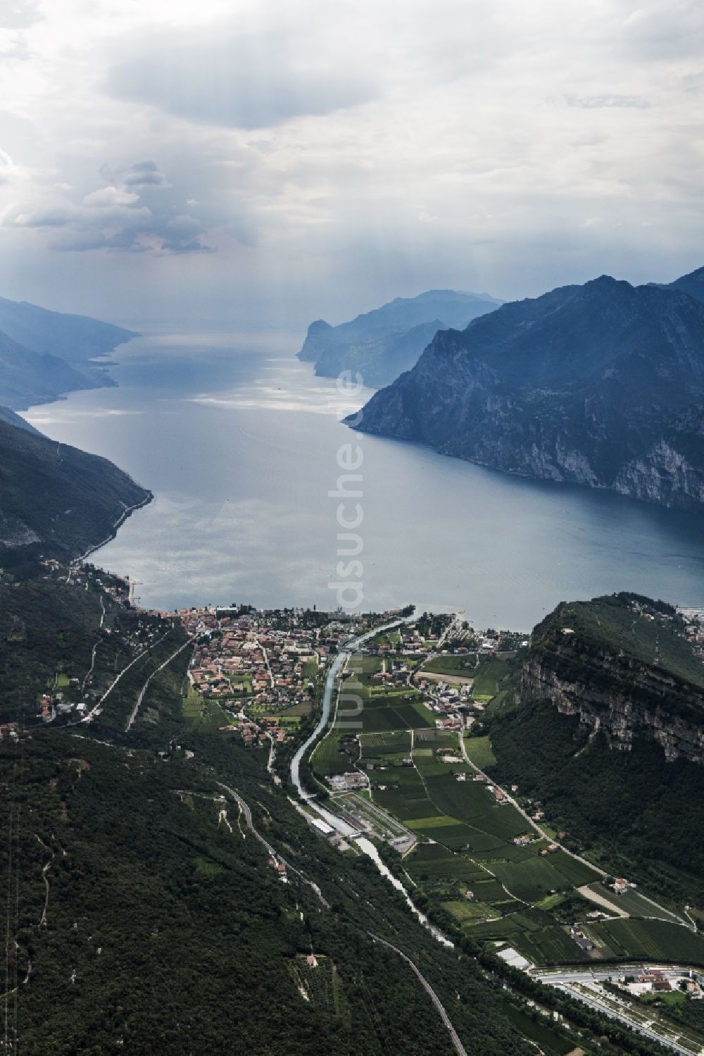 Naag-Turbel von oben - Stadtansicht von Torbole in der Provinz Trient in Italien