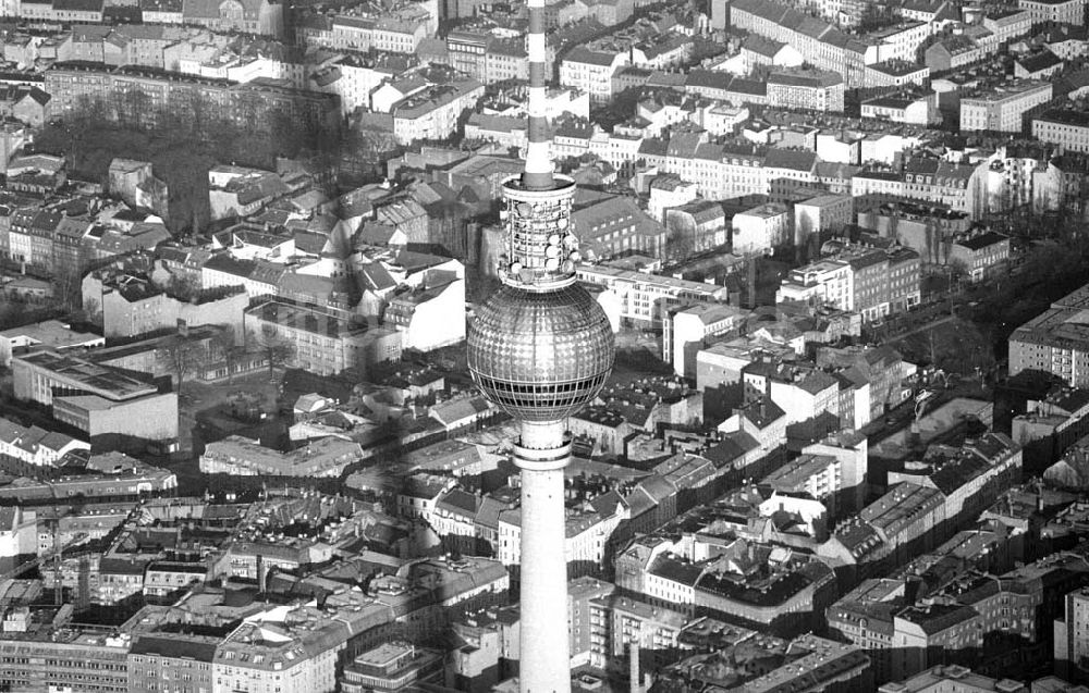 Berlin aus der Vogelperspektive: Stadtansicht / Totale vom Berliner Fernsehturm am Alex