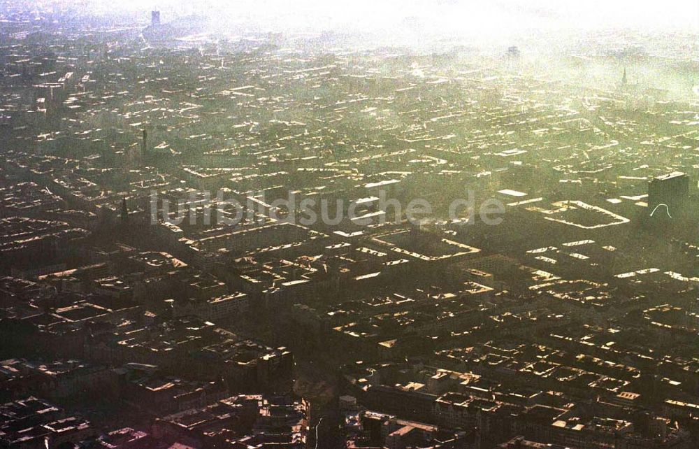 Berlin von oben - Stadtansicht / Totale im Gegenlicht von Berlin-Charlottenburg