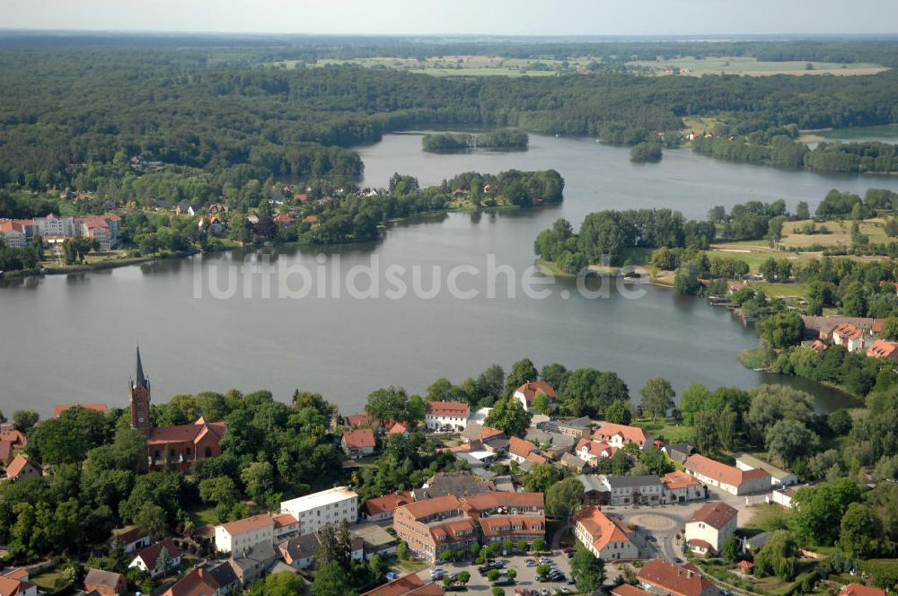 Feldberg aus der Vogelperspektive: Stadtansicht / townscape und Haussee / lake Feldberg