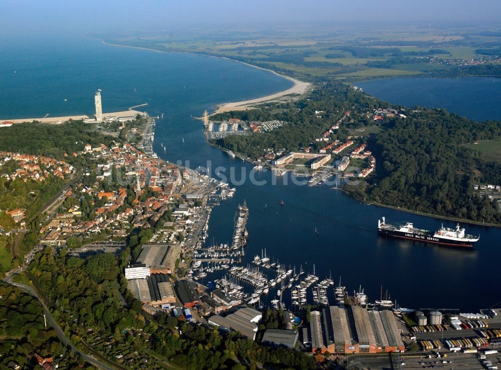 Luftaufnahme Lübeck - Travemünde - Stadtansicht von Travemünde, einem Ortteil von Lübeck an der Mündung der Trave in der Lübecker Bucht im Bundesland Schleswig-Holstein