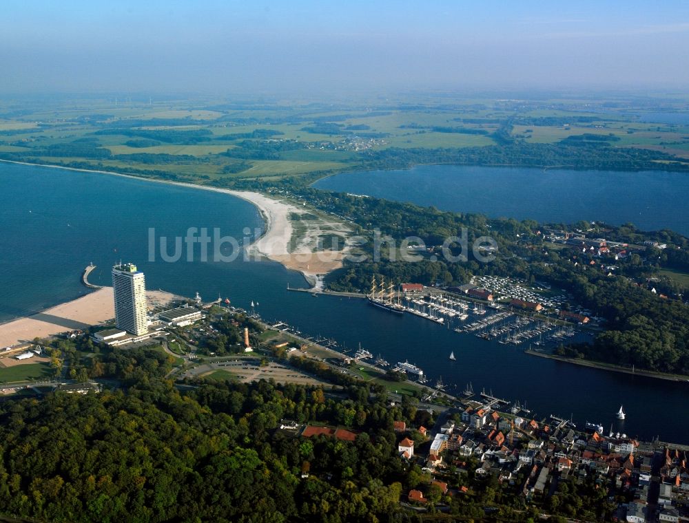 Lübeck - Travemünde von oben - Stadtansicht von Travemünde, einem Ortteil von Lübeck an der Mündung der Trave in der Lübecker Bucht im Bundesland Schleswig-Holstein