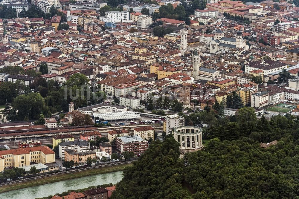 Trient aus der Vogelperspektive: Stadtansicht von Trient in Trentino-Südtirol in Italien