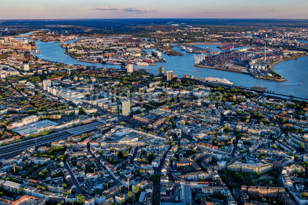 Hamburg von oben - Stadtansicht am Ufer der Elbe im Stadtgebiet im Ortsteil Altona-Altstadt in Hamburg, Deutschland