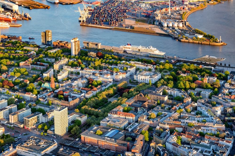 Hamburg aus der Vogelperspektive: Stadtansicht am Ufer der Elbe im Stadtgebiet im Ortsteil Altona-Altstadt in Hamburg, Deutschland