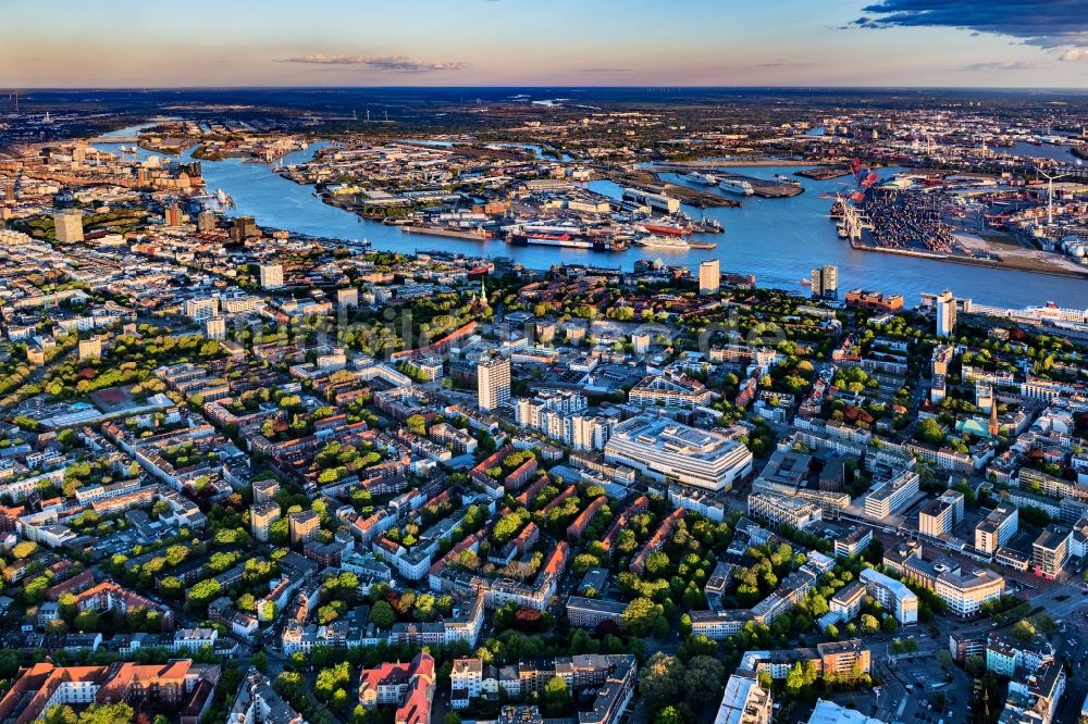 Luftbild Hamburg - Stadtansicht am Ufer der Elbe im Stadtgebiet im Ortsteil Altona-Altstadt in Hamburg, Deutschland