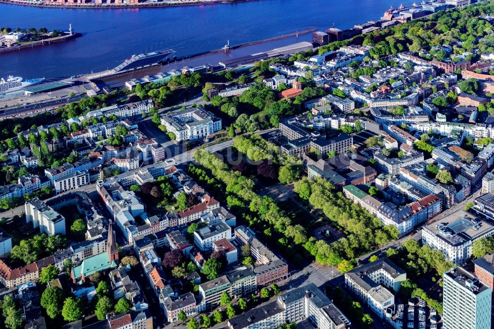 Luftaufnahme Hamburg - Stadtansicht am Ufer der Elbe im Stadtgebiet im Ortsteil Altona-Altstadt in Hamburg, Deutschland