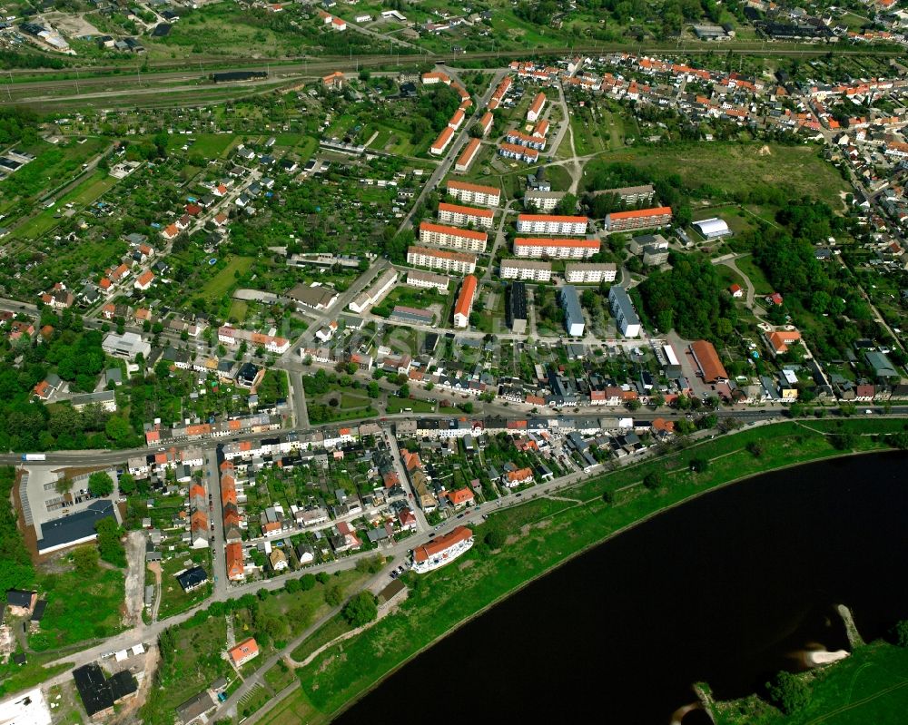 Coswig (Anhalt) aus der Vogelperspektive: Stadtansicht am Ufer des Fluß^ssverlaufes der Elbe in Coswig (Anhalt) im Bundesland Sachsen-Anhalt, Deutschland