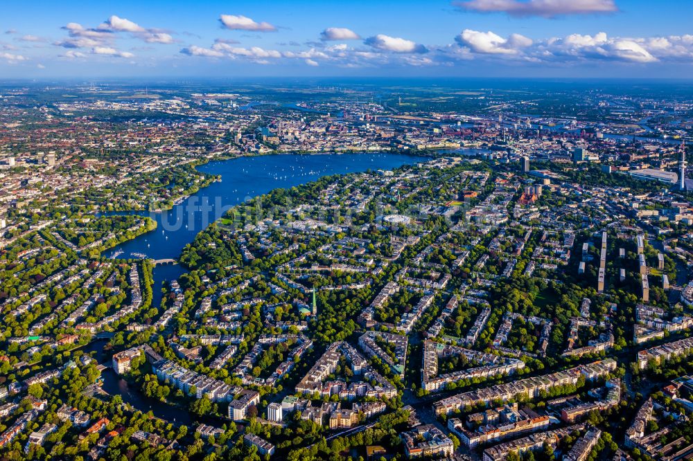 Luftbild Hamburg - Stadtansicht am Ufer des Flußverlaufes der Alster im Ortsteil Harvestehude in Hamburg, Deutschland