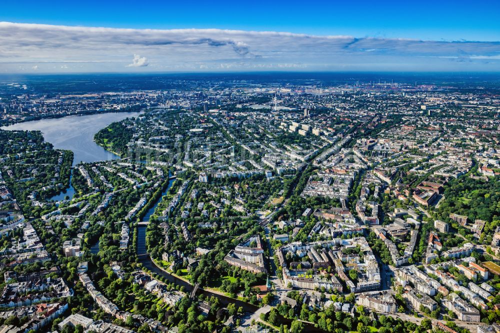 Hamburg von oben - Stadtansicht am Ufer des Flußverlaufes der Alster im Ortsteil Harvestehude in Hamburg, Deutschland