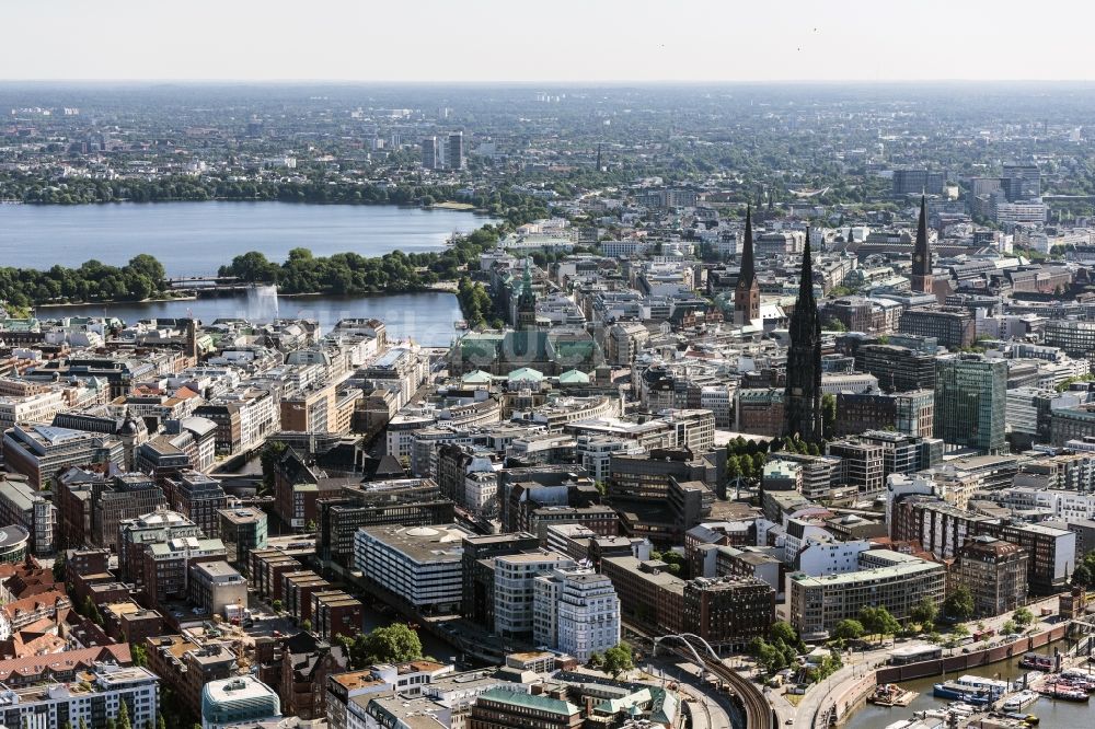 Hamburg von oben - Stadtansicht am Ufer des Flußverlaufes Außenalster in Hamburg, Deutschland