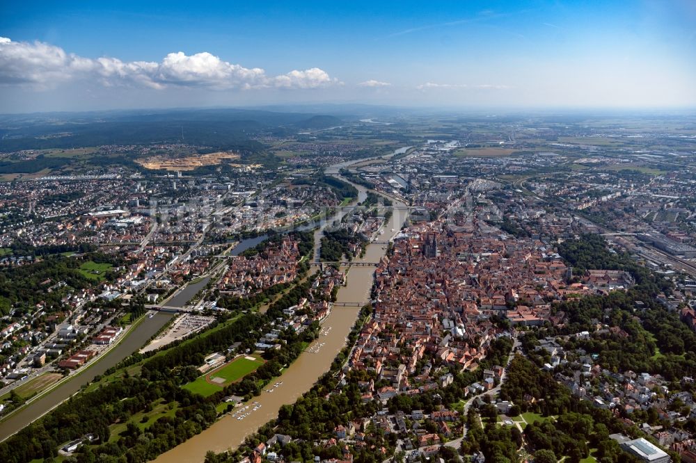 Regensburg von oben - Stadtansicht am Ufer des Flußverlaufes der Donau in Regensburg im Bundesland Bayern, Deutschland