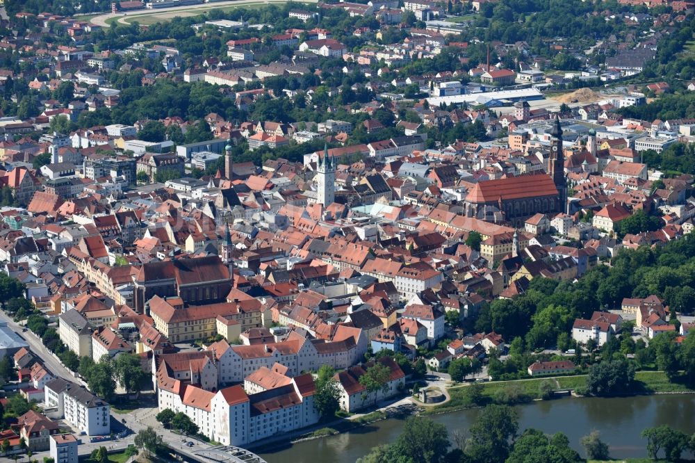 Straubing von oben - Stadtansicht am Ufer des Flußverlaufes der Donau in Straubing im Bundesland Bayern, Deutschland