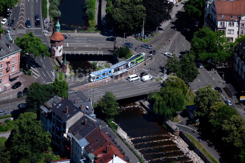 Luftbild Freiburg im Breisgau - Stadtansicht am Ufer des Flußverlaufes Dreisam in Freiburg im Breisgau im Bundesland Baden-Württemberg, Deutschland