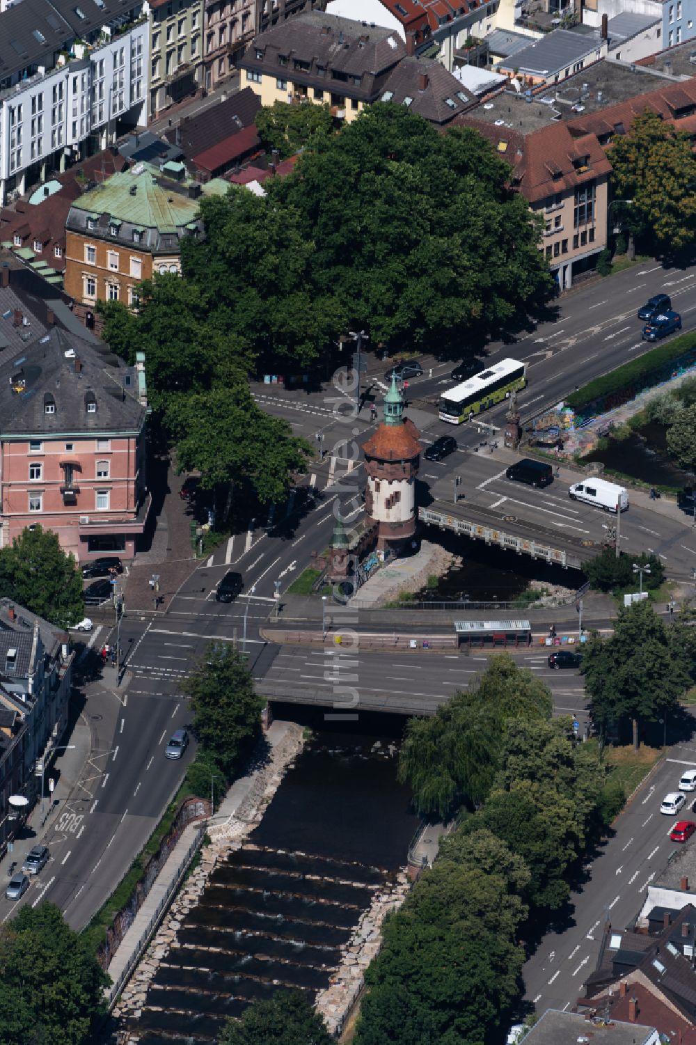 Luftaufnahme Freiburg im Breisgau - Stadtansicht am Ufer des Flußverlaufes Dreisam in Freiburg im Breisgau im Bundesland Baden-Württemberg, Deutschland