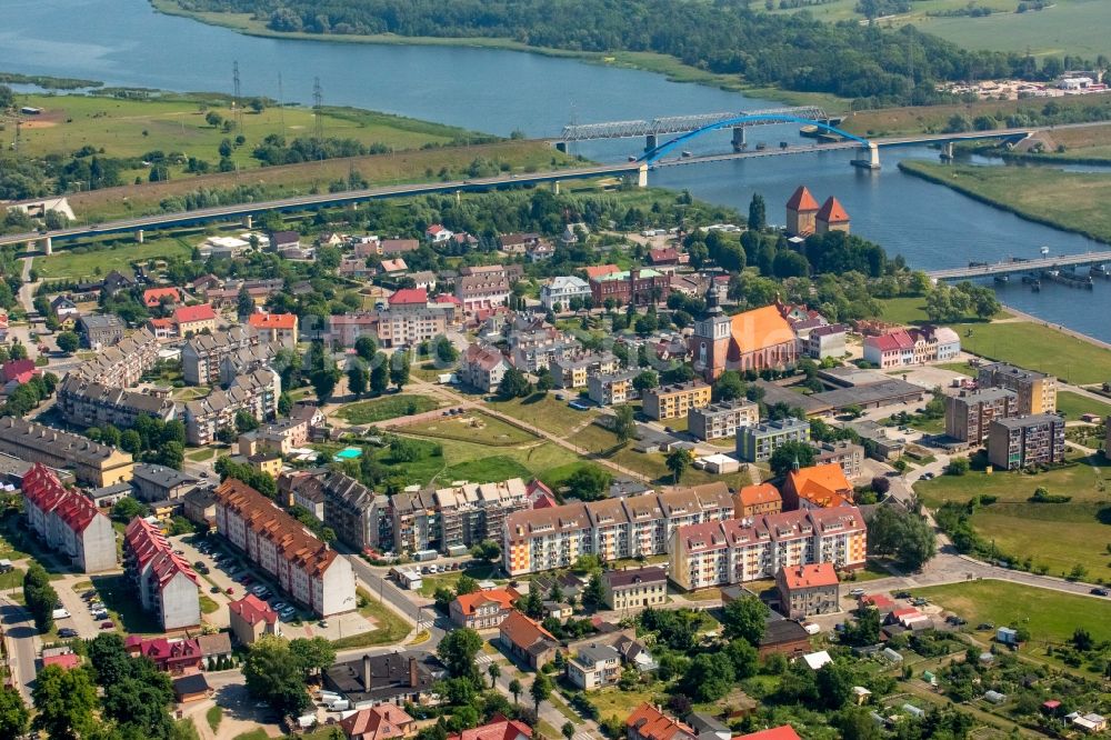 Luftbild Wolin - Wollin - Stadtansicht am Ufer des Flußverlaufes der Dziwna in Wolin - Wollin in Westpommern, Polen