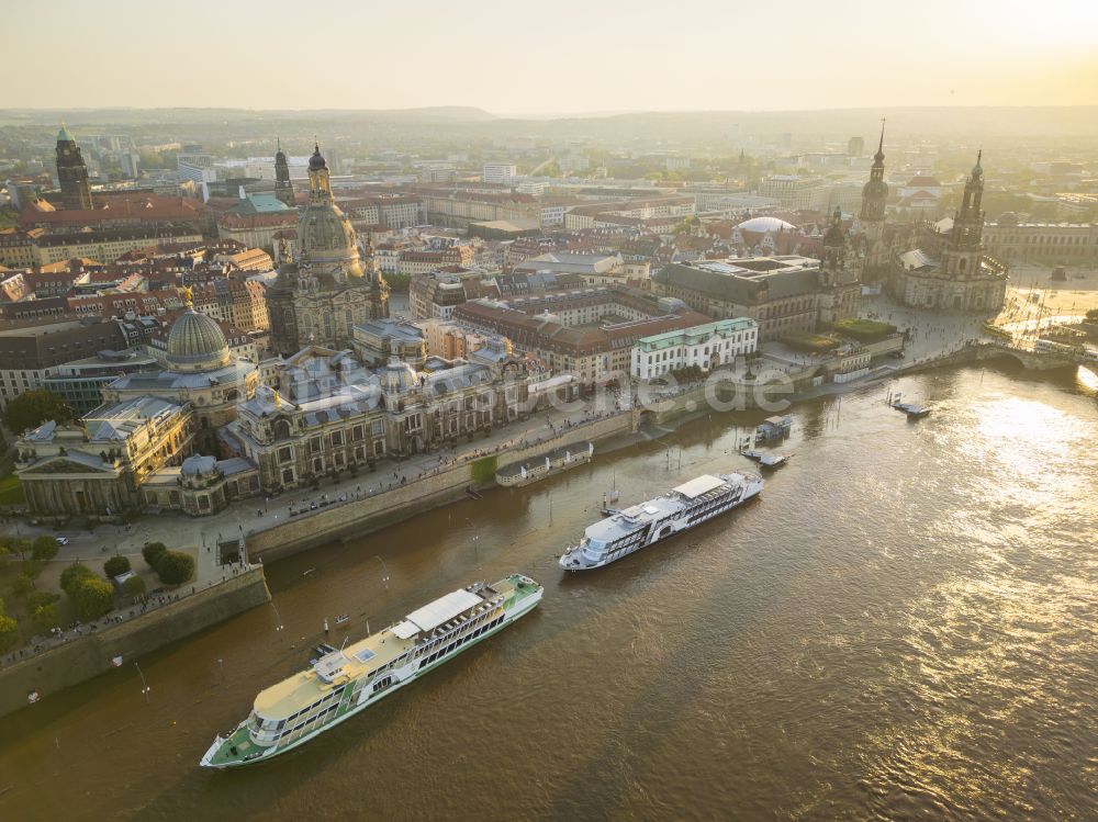 Dresden von oben - Stadtansicht am Ufer des Flußverlaufes der Elbe in Dresden im Bundesland Sachsen, Deutschland