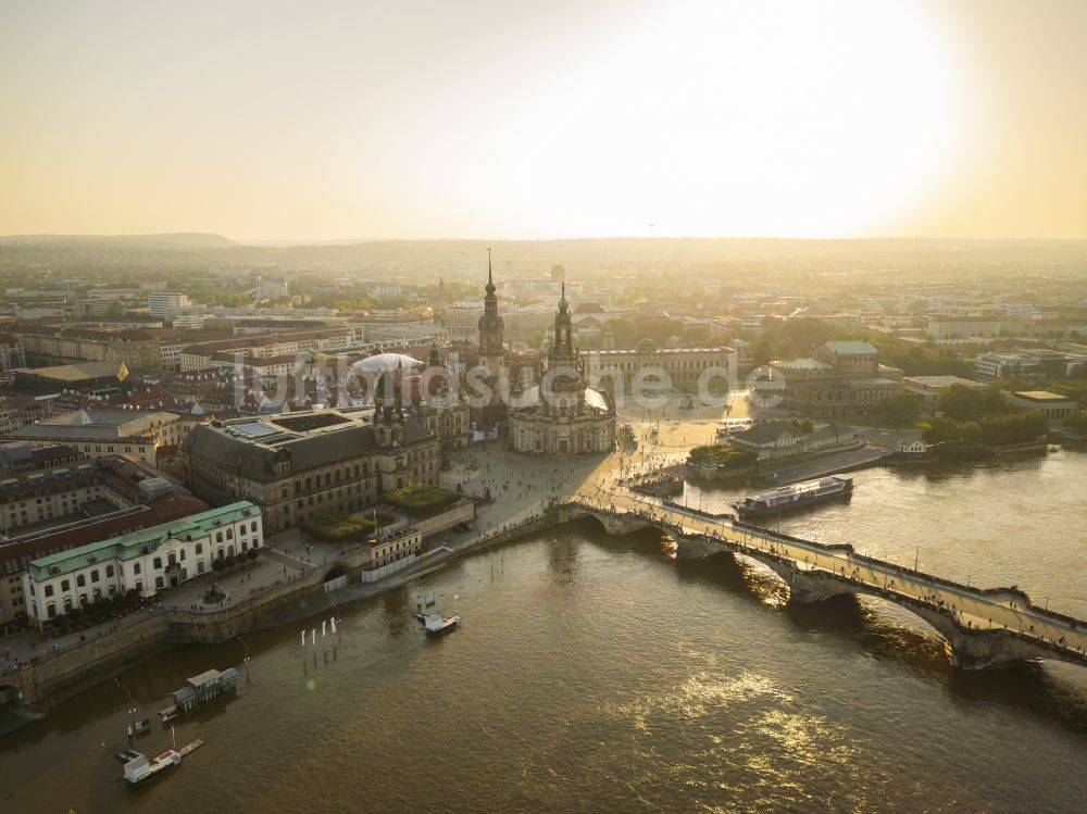 Dresden aus der Vogelperspektive: Stadtansicht am Ufer des Flußverlaufes der Elbe in Dresden im Bundesland Sachsen, Deutschland