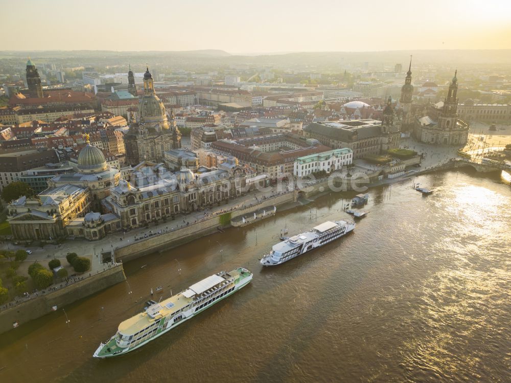 Luftbild Dresden - Stadtansicht am Ufer des Flußverlaufes der Elbe in Dresden im Bundesland Sachsen, Deutschland