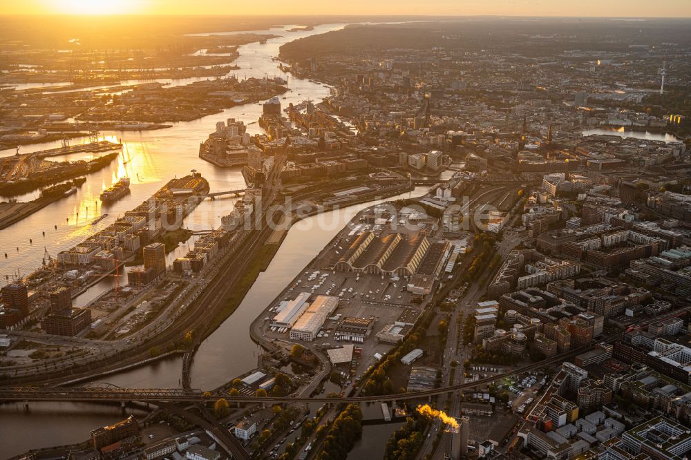 Luftaufnahme Hamburg - Stadtansicht am Ufer des Flußverlaufes Elbe in Hamburg, Deutschland