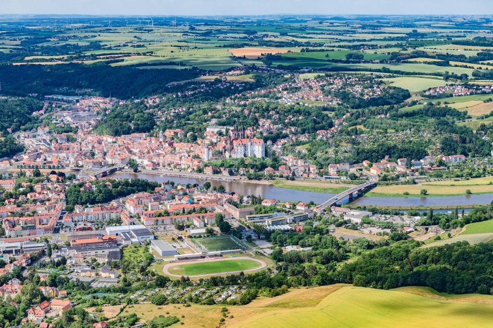 Meißen von oben - Stadtansicht am Ufer des Flußverlaufes Elbe in Meißen im Bundesland Sachsen, Deutschland