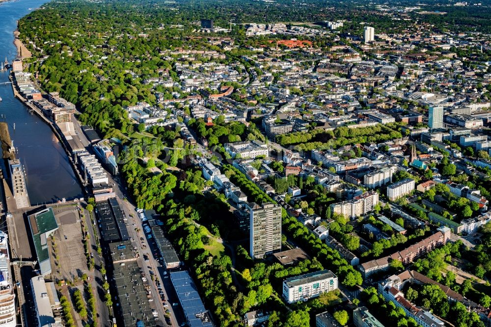 Luftaufnahme Hamburg - Stadtansicht am Ufer des Flußverlaufes der Elbe im Ortsteil Altona-Altstadt in Hamburg, Deutschland