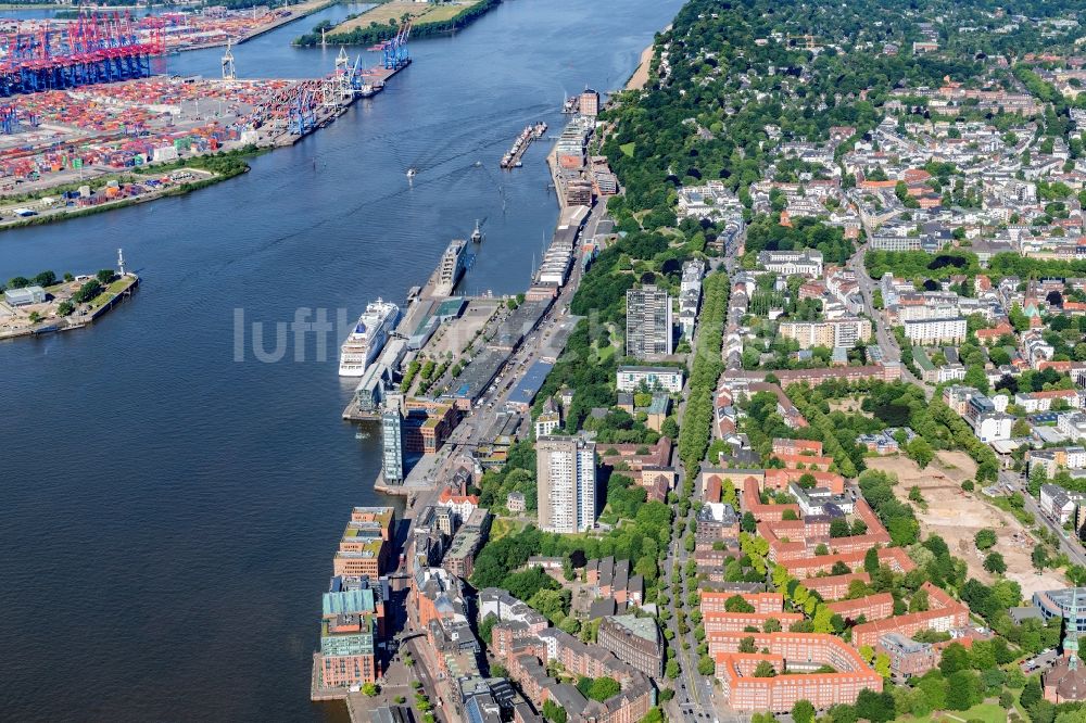 Hamburg aus der Vogelperspektive: Stadtansicht am Ufer des Flußverlaufes der Elbe im Ortsteil Altona-Altstadt in Hamburg, Deutschland