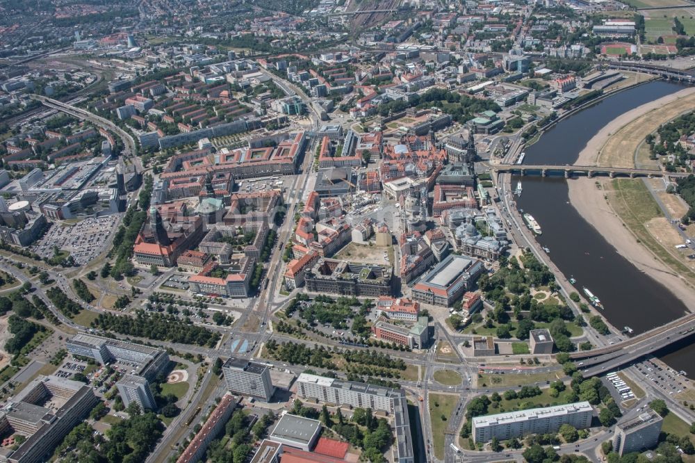 Luftbild Dresden - Stadtansicht am Ufer des Flußverlaufes der Elbe im Ortsteil Altstadt in Dresden im Bundesland Sachsen, Deutschland