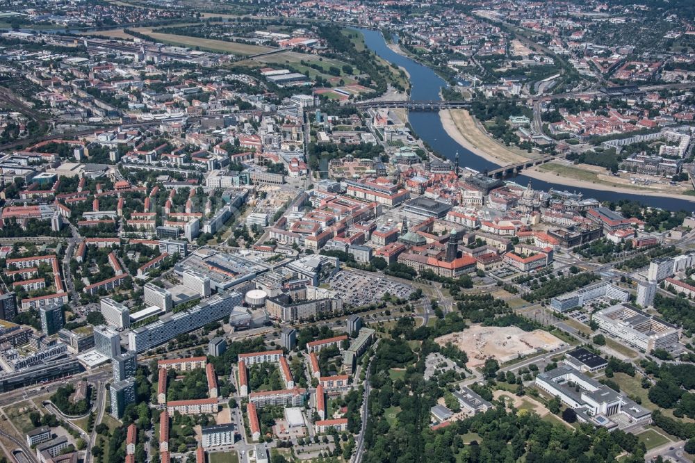 Luftaufnahme Dresden - Stadtansicht am Ufer des Flußverlaufes der Elbe im Ortsteil Altstadt in Dresden im Bundesland Sachsen, Deutschland