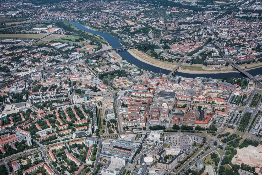 Dresden von oben - Stadtansicht am Ufer des Flußverlaufes der Elbe im Ortsteil Altstadt in Dresden im Bundesland Sachsen, Deutschland