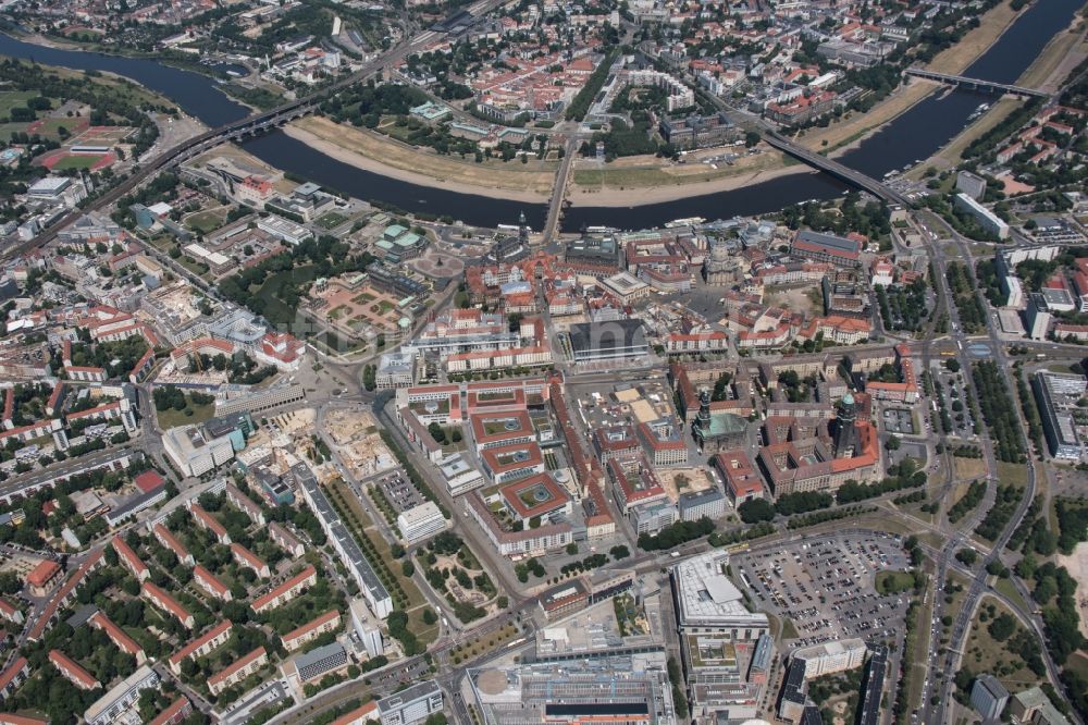 Dresden aus der Vogelperspektive: Stadtansicht am Ufer des Flußverlaufes der Elbe im Ortsteil Altstadt in Dresden im Bundesland Sachsen, Deutschland