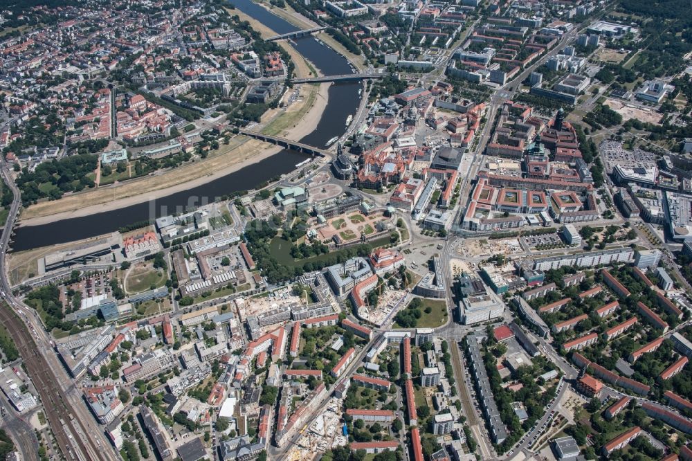 Luftaufnahme Dresden - Stadtansicht am Ufer des Flußverlaufes der Elbe im Ortsteil Altstadt in Dresden im Bundesland Sachsen, Deutschland