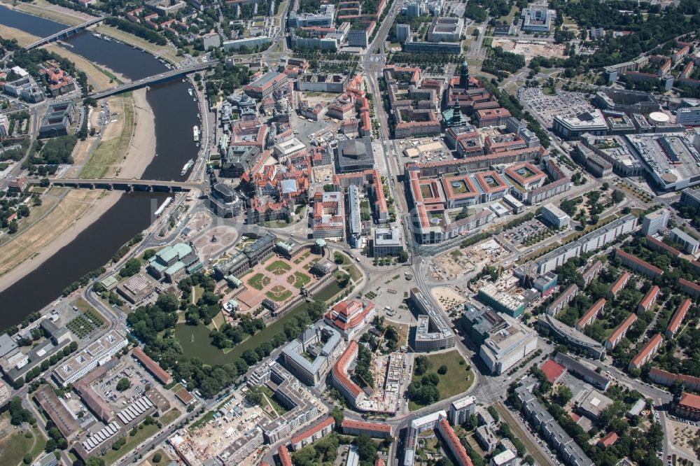 Dresden von oben - Stadtansicht am Ufer des Flußverlaufes der Elbe im Ortsteil Altstadt in Dresden im Bundesland Sachsen, Deutschland