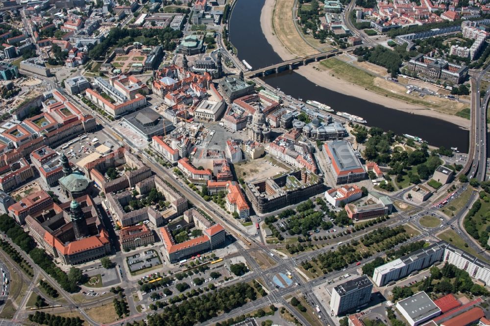 Dresden aus der Vogelperspektive: Stadtansicht am Ufer des Flußverlaufes der Elbe im Ortsteil Altstadt in Dresden im Bundesland Sachsen, Deutschland