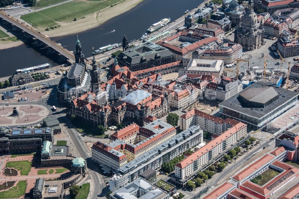 Luftaufnahme Dresden - Stadtansicht am Ufer des Flußverlaufes der Elbe im Ortsteil Altstadt in Dresden im Bundesland Sachsen, Deutschland