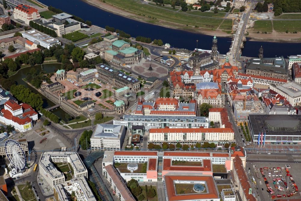 Luftaufnahme Dresden - Stadtansicht am Ufer des Flußverlaufes der Elbe im Ortsteil Altstadt in Dresden im Bundesland Sachsen, Deutschland