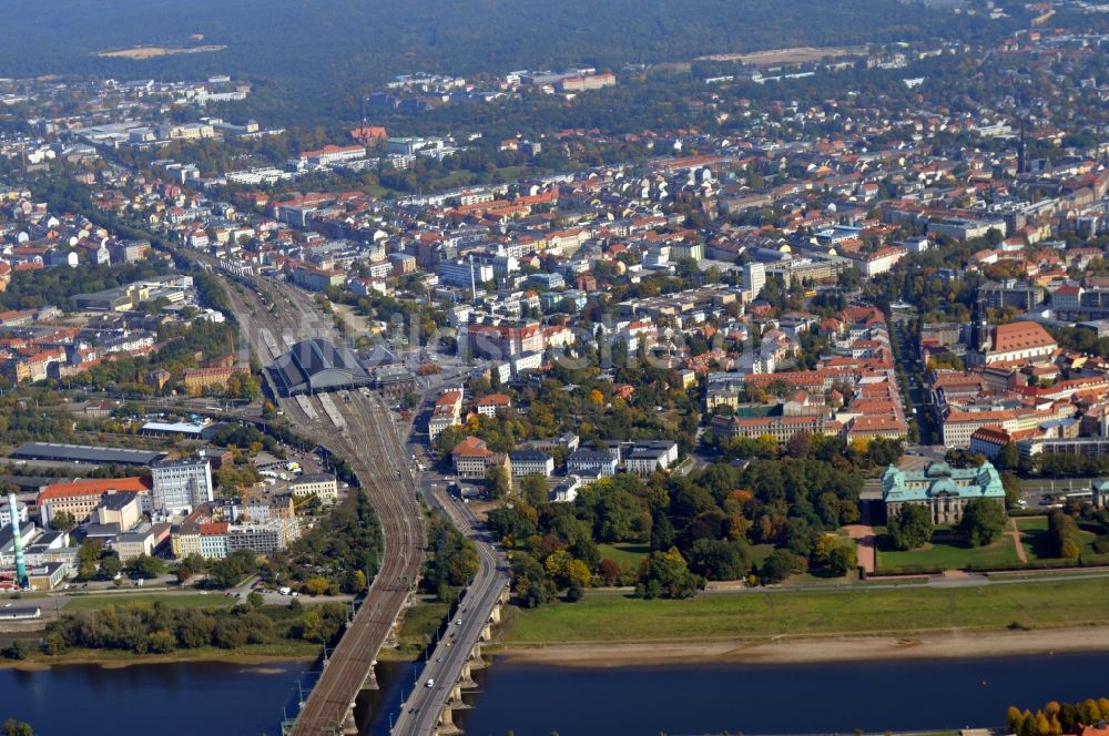 Dresden von oben - Stadtansicht am Ufer des Flußverlaufes der Elbe im Ortsteil Neustadt in Dresden im Bundesland Sachsen, Deutschland