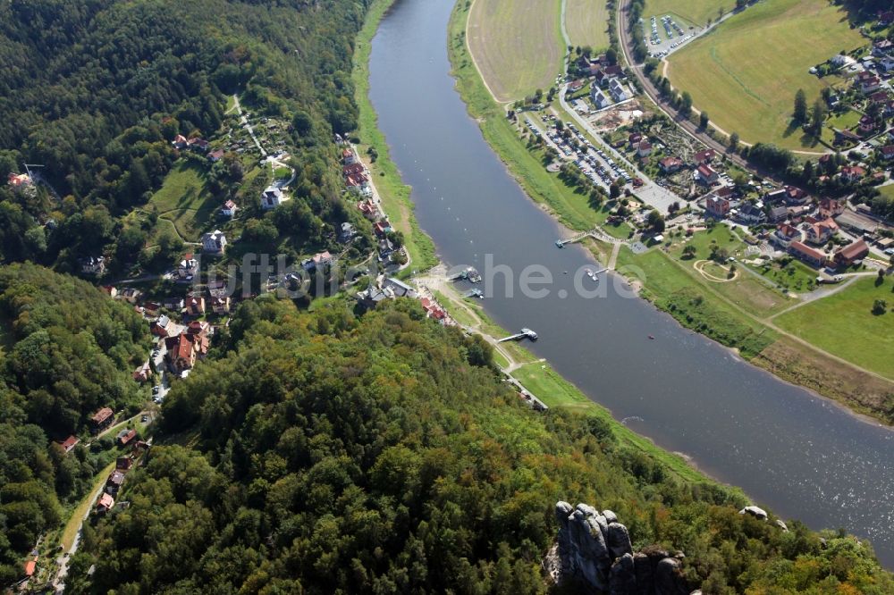 Rathen von oben - Stadtansicht am Ufer des Flußverlaufes der Elbe in Rathen im Bundesland Sachsen, Deutschland