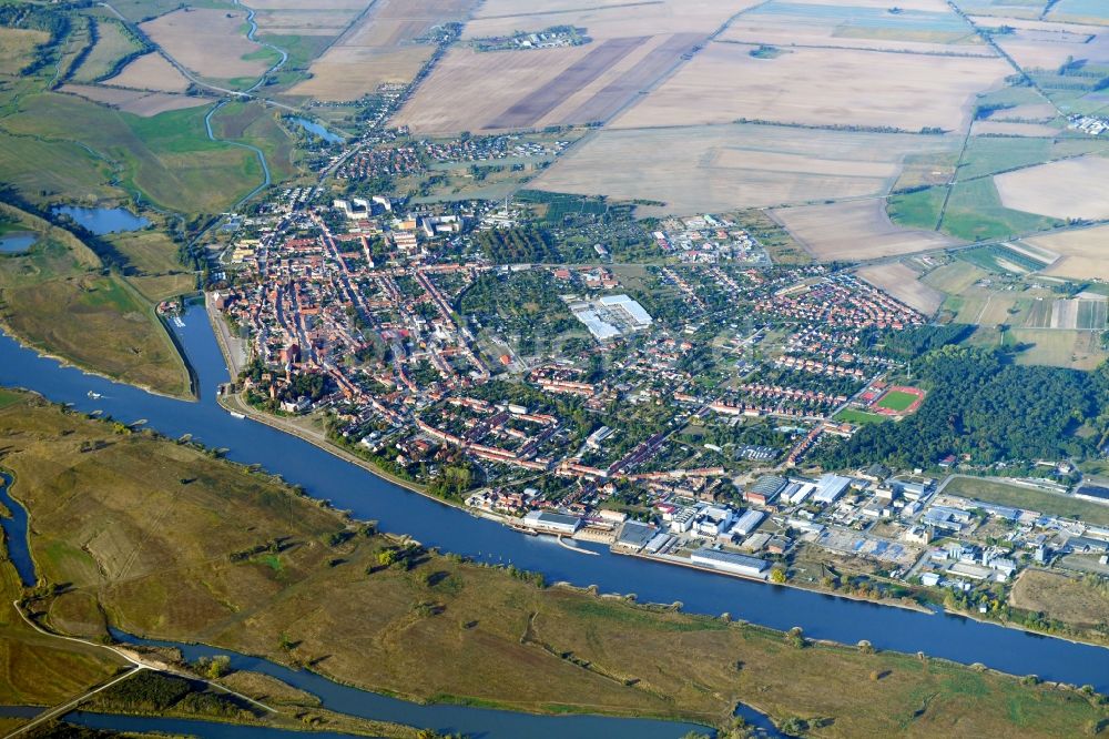 Tangermünde von oben - Stadtansicht am Ufer des Flußverlaufes der Elbe in Tangermünde im Bundesland Sachsen-Anhalt, Deutschland