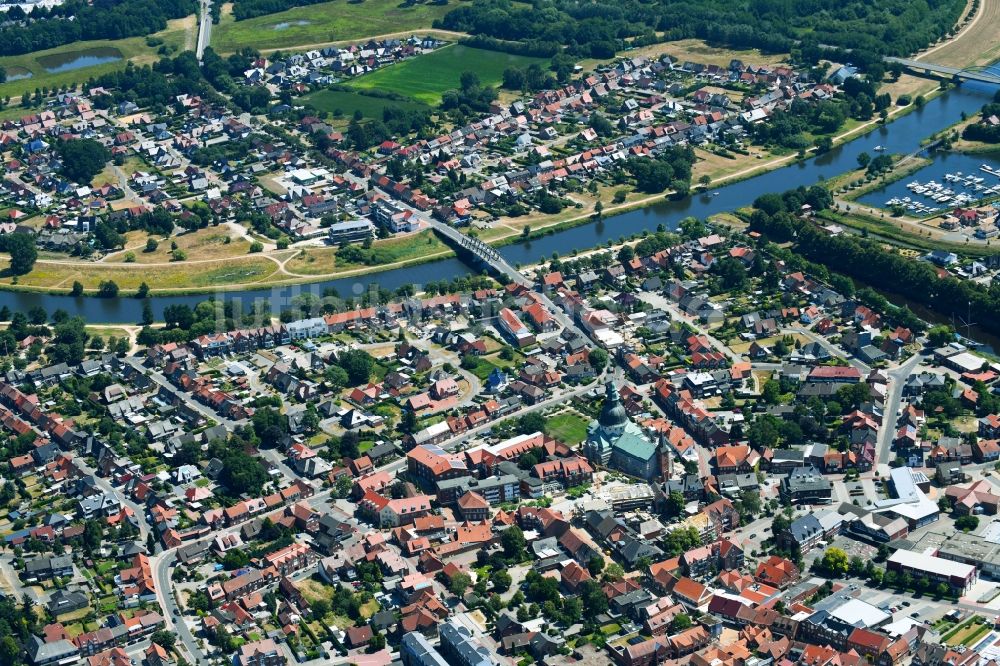 Haren (Ems) aus der Vogelperspektive: Stadtansicht am Ufer des Flußverlaufes an der Ems in Haren (Ems) im Bundesland Niedersachsen, Deutschland