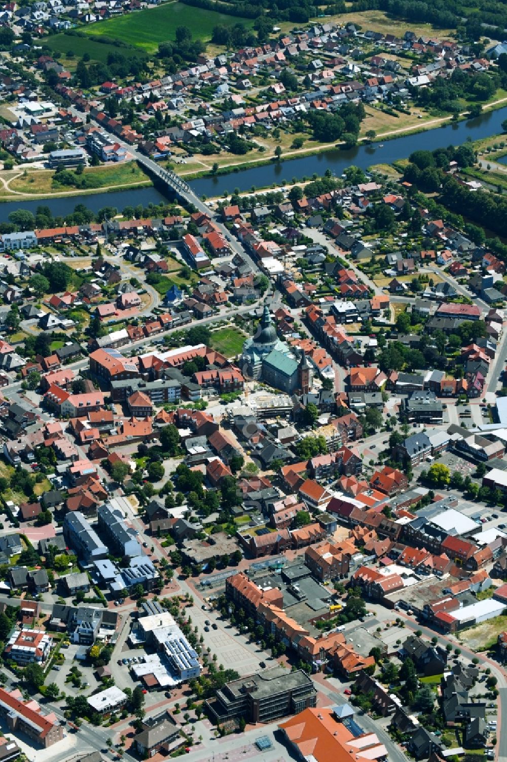 Luftbild Haren (Ems) - Stadtansicht am Ufer des Flußverlaufes an der Ems in Haren (Ems) im Bundesland Niedersachsen, Deutschland