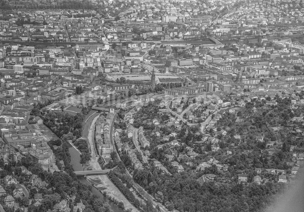 Luftaufnahme Pforzheim - Stadtansicht am Ufer des Flußverlaufes der Enz in Pforzheim im Bundesland Baden-Württemberg, Deutschland