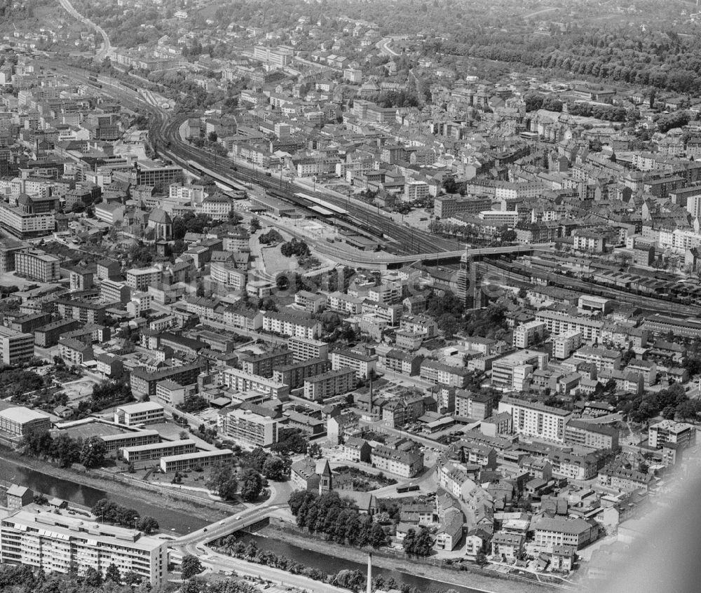 Pforzheim aus der Vogelperspektive: Stadtansicht am Ufer des Flußverlaufes der Enz in Pforzheim im Bundesland Baden-Württemberg, Deutschland