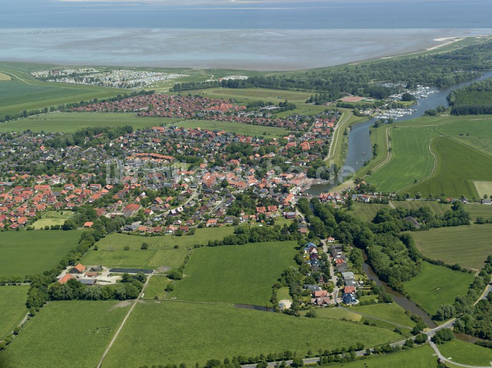 Hooksiel aus der Vogelperspektive: Stadtansicht am Ufer des Flußverlaufes Hoocksieler Binnentief in Hooksiel im Bundesland Niedersachsen, Deutschland