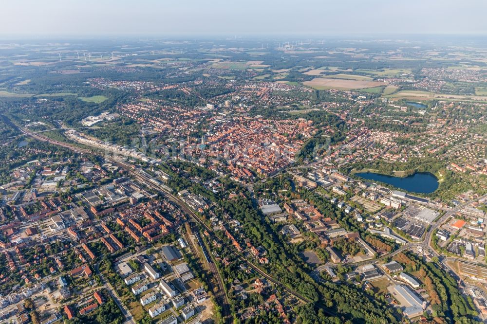 Lüneburg aus der Vogelperspektive: Stadtansicht am Ufer des Flußverlaufes der Illmenau in Lüneburg im Bundesland Niedersachsen, Deutschland