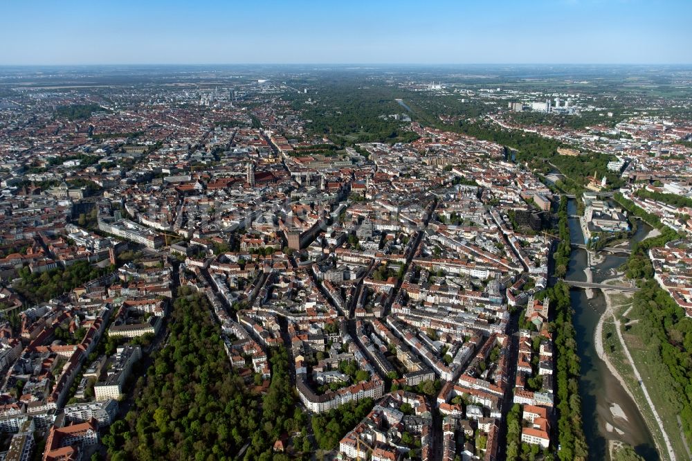 Luftaufnahme München - Stadtansicht am Ufer des Flussverlaufes der Isar mit Blick auf die Altstadt in München im Bundesland Bayern, Deutschland